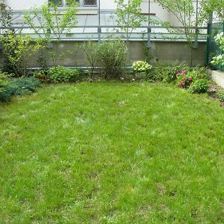 Garden With Garage In * プラハ