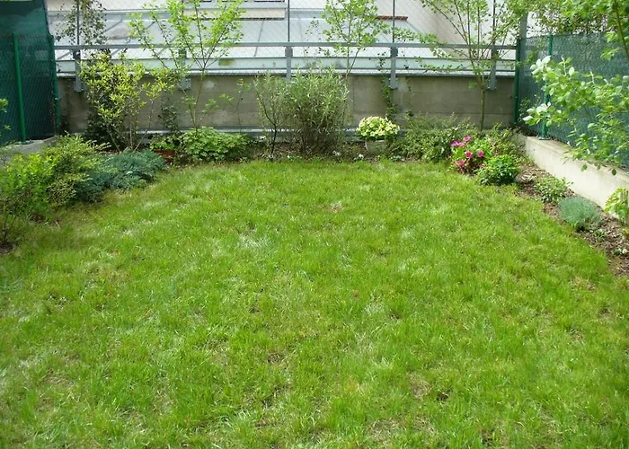 Garden With Garage In * プラハ