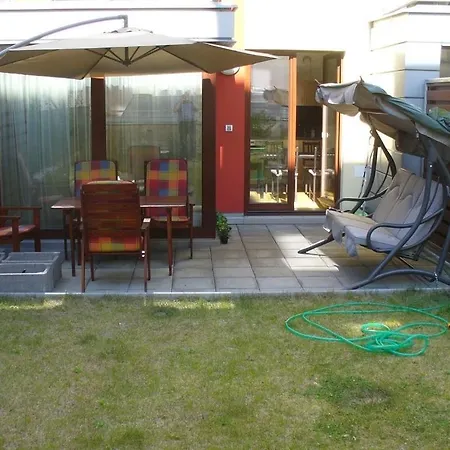 Garden With Garage In Lägenhet